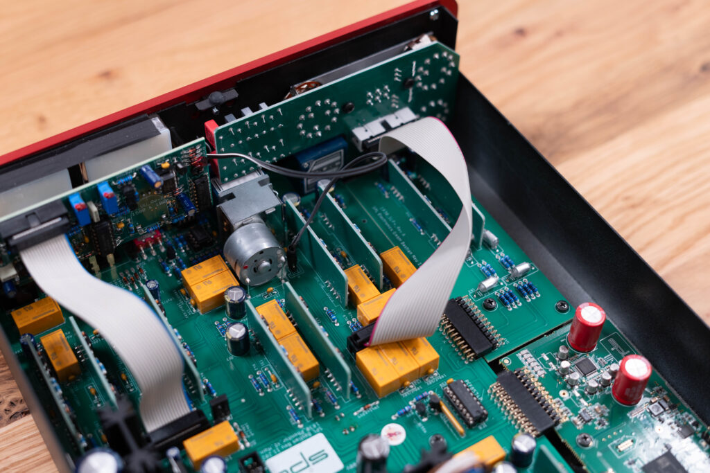 SPL Phonitor xe von Innen mit Blick auf den Lautstärkereglermotor