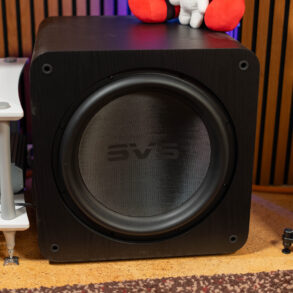 SVS SB-5000 Subwoofer - Frontansicht neben Quadraspire SVT Rack