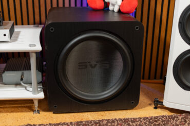 SVS SB-5000 Subwoofer - Frontansicht neben Quadraspire SVT Rack