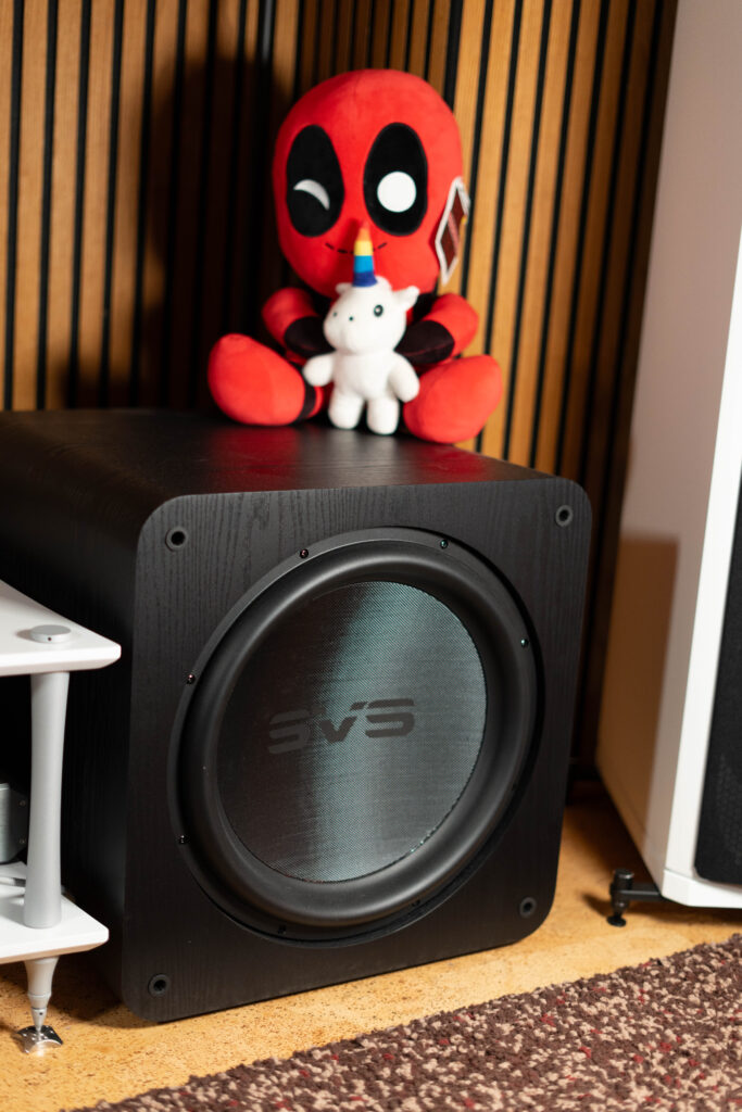 SVS SB-5000 Subwoofer - seitliche Ansicht mit Deadpool-Plüschi