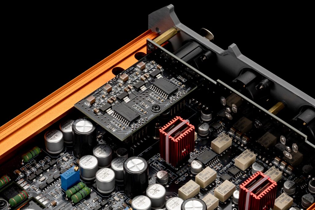 Burson Soloist Stellar - geöffnet von oben, Detail auf die OpAmps und IEM-Stage