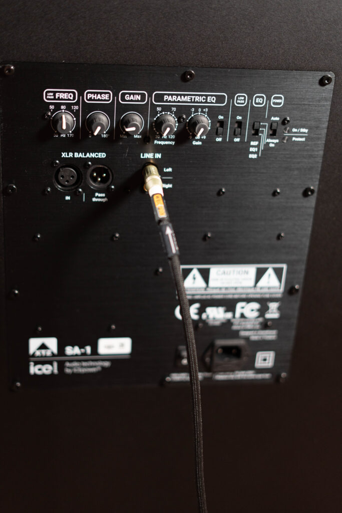 XTZ Cinema Sub 2x12 Edge - Detailansicht auf ICEpower SA‑1 mit WBC Subwooferkabel