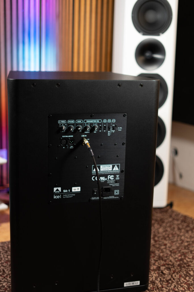 XTZ Cinema Sub 2x12 Edge - Komplettansicht auf ICEpower SA‑1 mit WBC Subwooferkabel