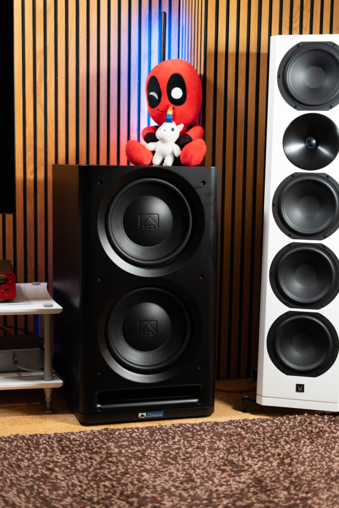 XTZ Cinema Sub 2x12 Edge - Im Setup integriert neben Arendal 1723 Tower THX