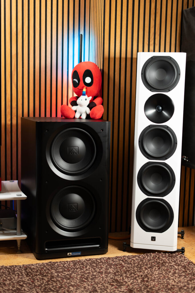 XTZ Cinema Sub 2x12 Edge - neben Arendal 1723 Tower THX