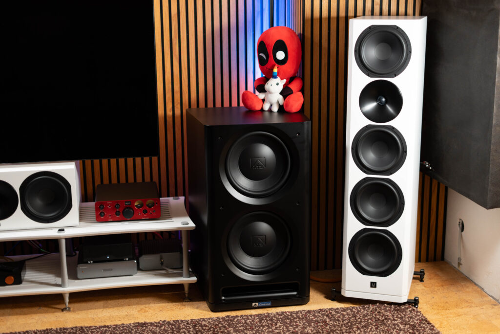XTZ Cinema Sub 2x12 Edge - Im Setup integriert neben Arendal 1723 Tower THX