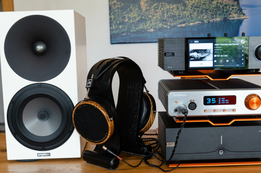 Audeze LCD‑3 Zebrano am Burson Audio Conductor GT4 Deluxe mit Eversolo DMP-A6 & AMP-F2 sowie Amphion Argon 3S spielen Pain Remains I: Dancing Like Flames von Lorna Shore