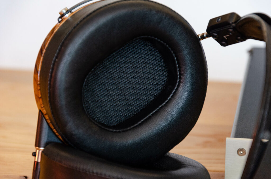 Audeze LCD‑3 Zebrano am Lehmann Audio Linear II - Detailaufnahme Ohrmuschel innen