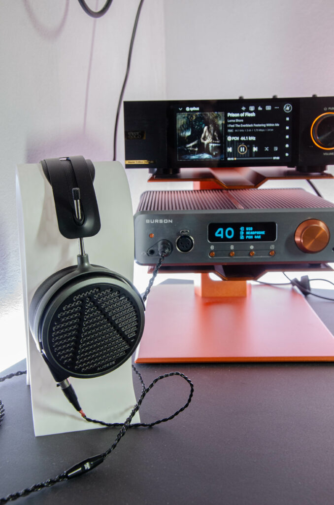 Burson Conductor GT4 in Burson Mothership, mit Eversolo DMP-A6 Mediaplayer, Audeze MM-500 Kopfhörer auf Schreibtisch