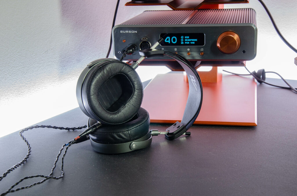 Burson Conductor GT4 in Burson Mothership, mit Audeze MM-500 Kopfhörer auf Schreibtisch
