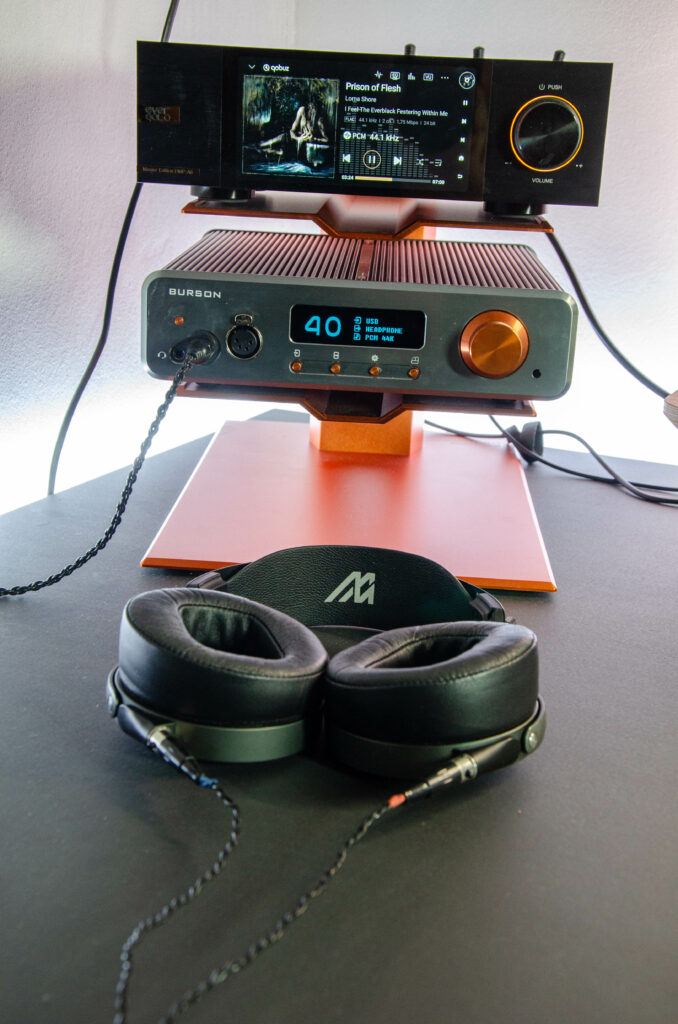 Burson Conductor GT4 in Burson Mothership, mit Eversolo DMP-A6 Mediaplayer, Audeze MM-500 Kopfhörer auf Schreibtisch