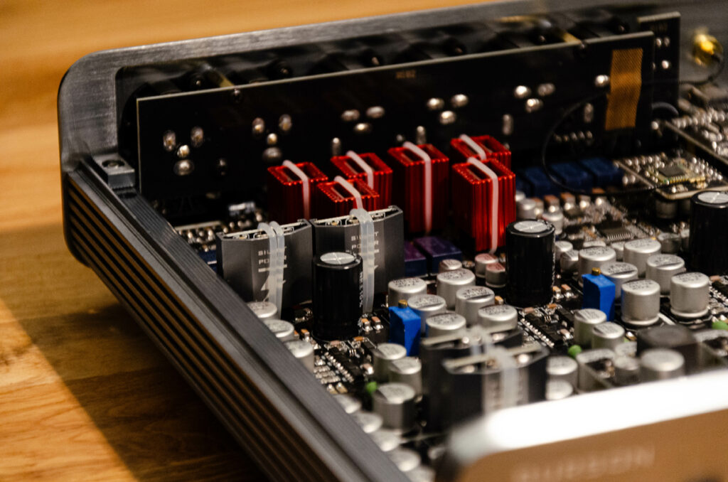 Burson Conductor GT4 - geöffnet, Ansicht auf Silent Power Module und OpAmps