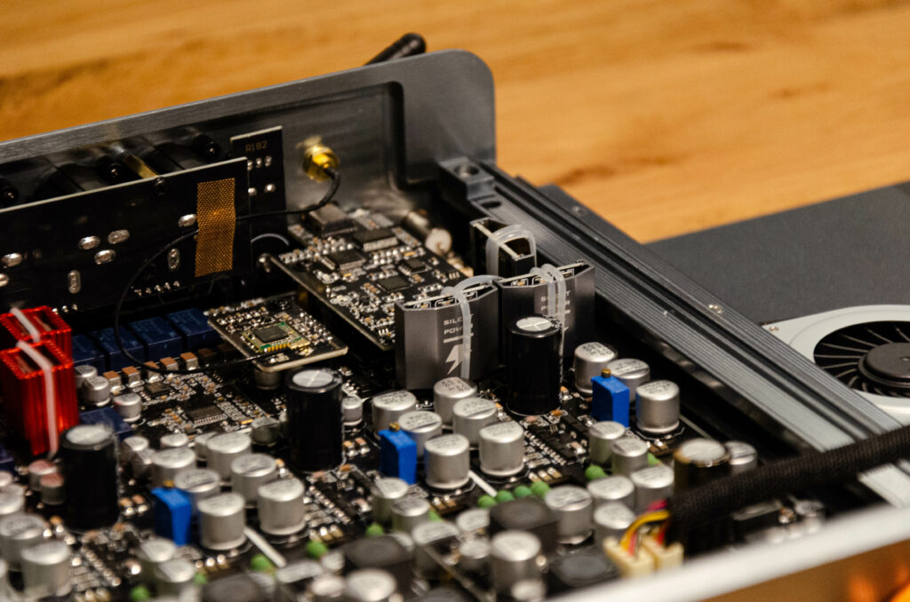 Burson Conductor GT4 - geöffnet, Ansicht auf Silent Power Module