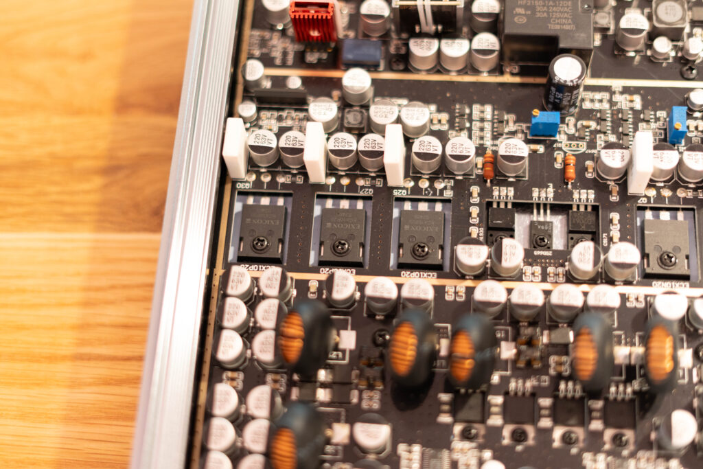 Burson Audio Timekeeper GT4 - geöffnet mit Detailansicht auf die Exicon MOSFETs