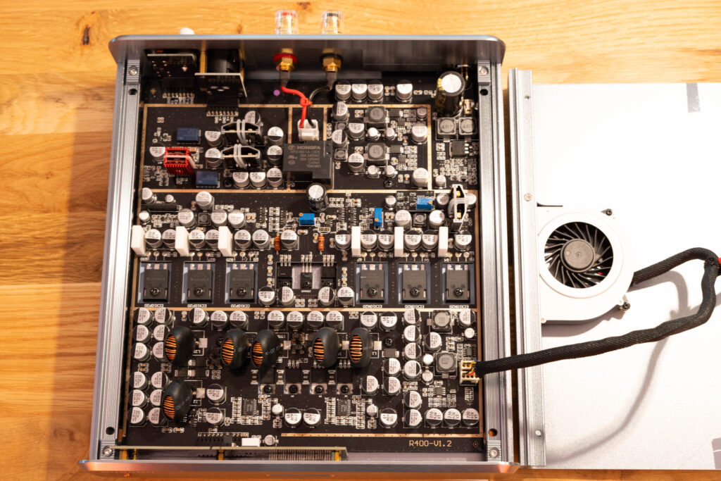 Burson Audio Timekeeper GT4 - geöffnet mit Totalen von oben und rechts Lüfter im Deckel