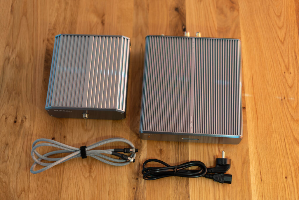 Burson Audio Timekeeper GT4 - Ansicht von oben auf das Gerät selber und einem Fusion Core mit zugehörigen Kabeln