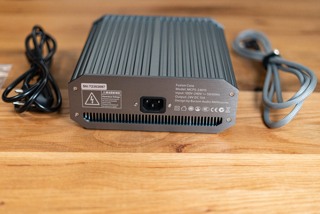 Burson Soloist Stellar Max - Fusion Core unboxed von hinten mit Netzkabel, Custom 24V Kabel und Ersatzsicherung