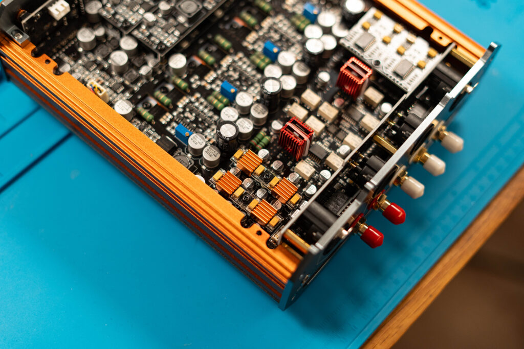 Burson Soloist Stellar Max geöffnet - Ansicht auf OpAmps und Silent Power 02 Module