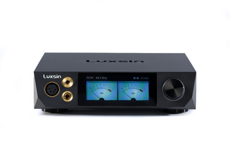 Luxsin X8 - Frontansicht mit VU-Meter