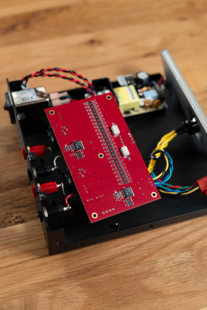 Orchard Audio Valencia Ansicht unter die Verstärkerplatine auf die 24 Texas Instruments OPA1622 OpAmps