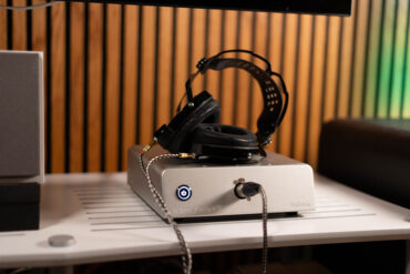 Orchard Audio Valencia seitlich auf die Front mit eingestecktem XLR-Kabel und Verum 2 Kopfhörer