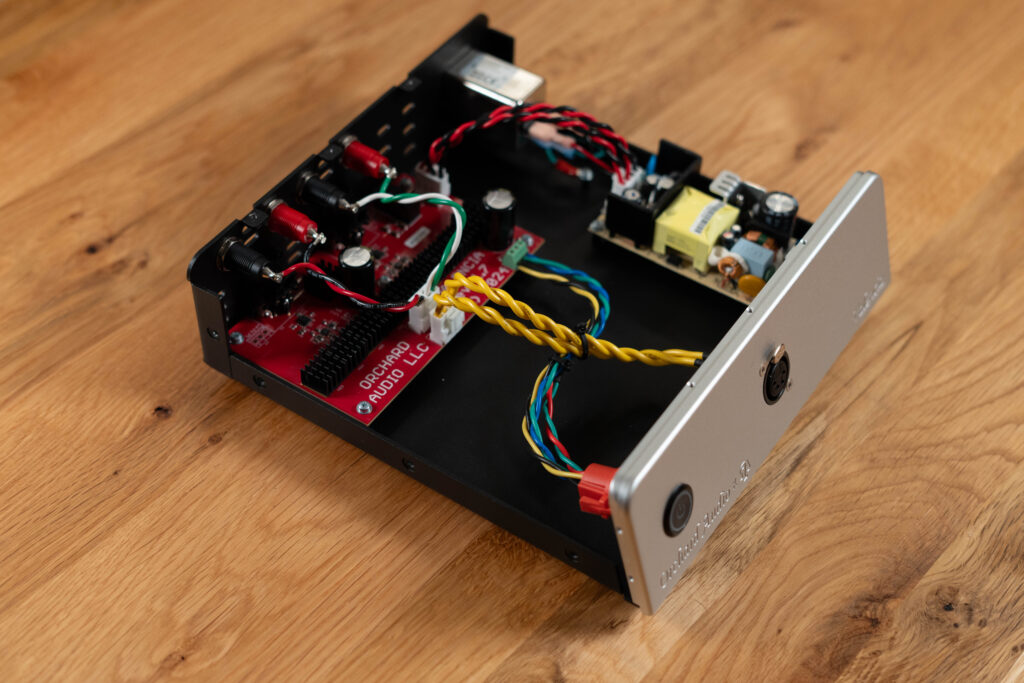 Orchard Audio Valencia geöffnet seitlich mit Ansicht auf die Verstärkerplatine