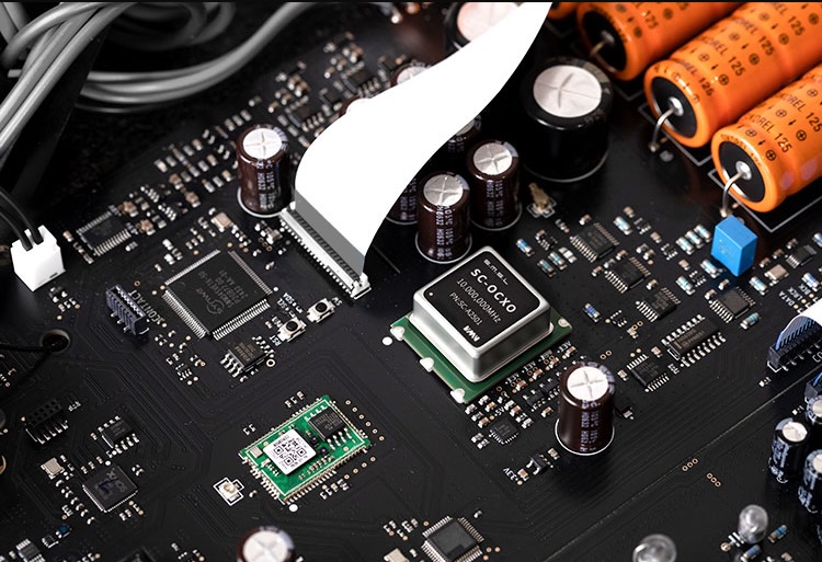 SMSL VMV D3R - Innenansicht auf den OCXO crystal oscillator