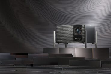 Xgimi TITAN Noir Max - Beautyshot mit Fontansicht